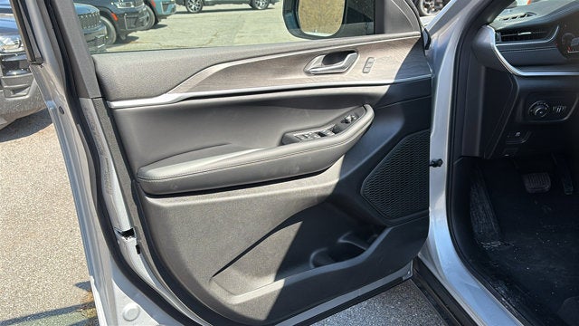 2026 Jeep Grand Cherokee Laredo Altitude