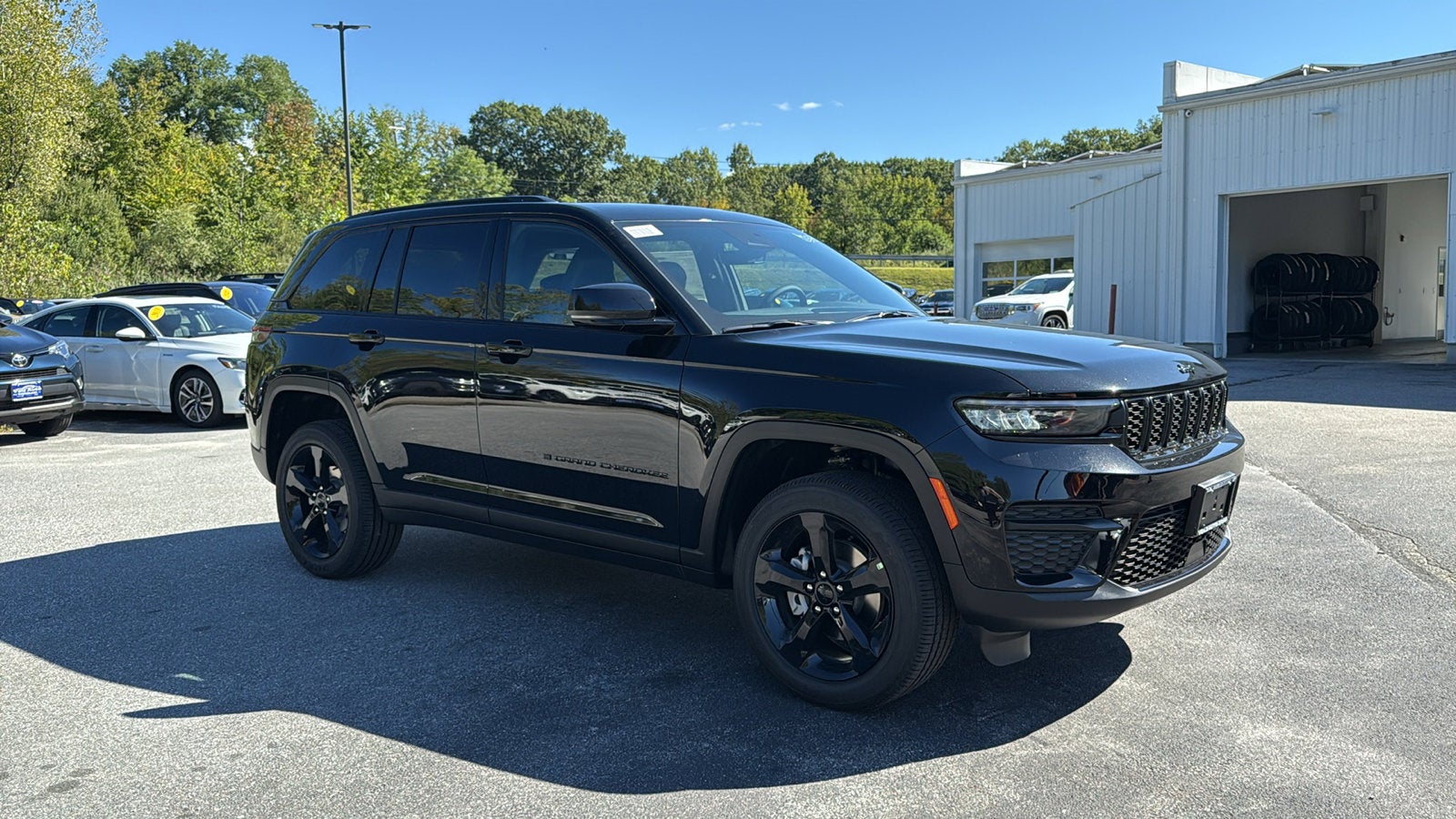 2025 Jeep GRAND CHEROKEE LAREDO