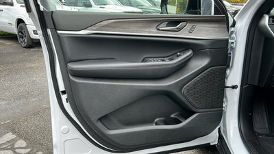 2027 Jeep Grand Cherokee Laredo Altitude