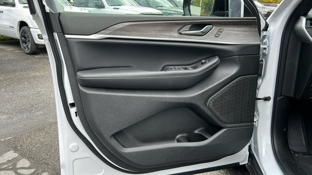2027 Jeep Grand Cherokee Laredo Altitude