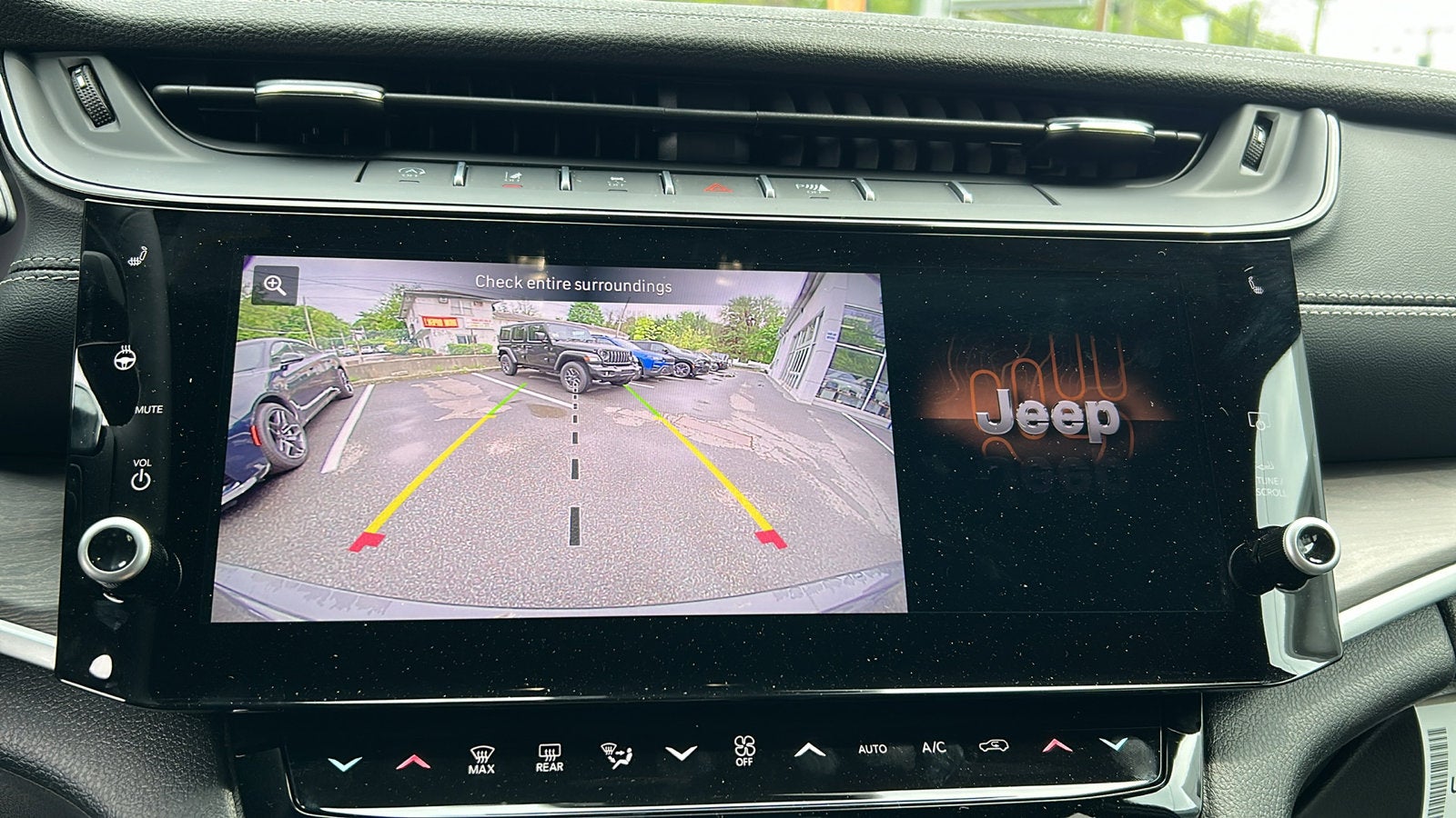 2026 Jeep Grand Cherokee Laredo Altitude
