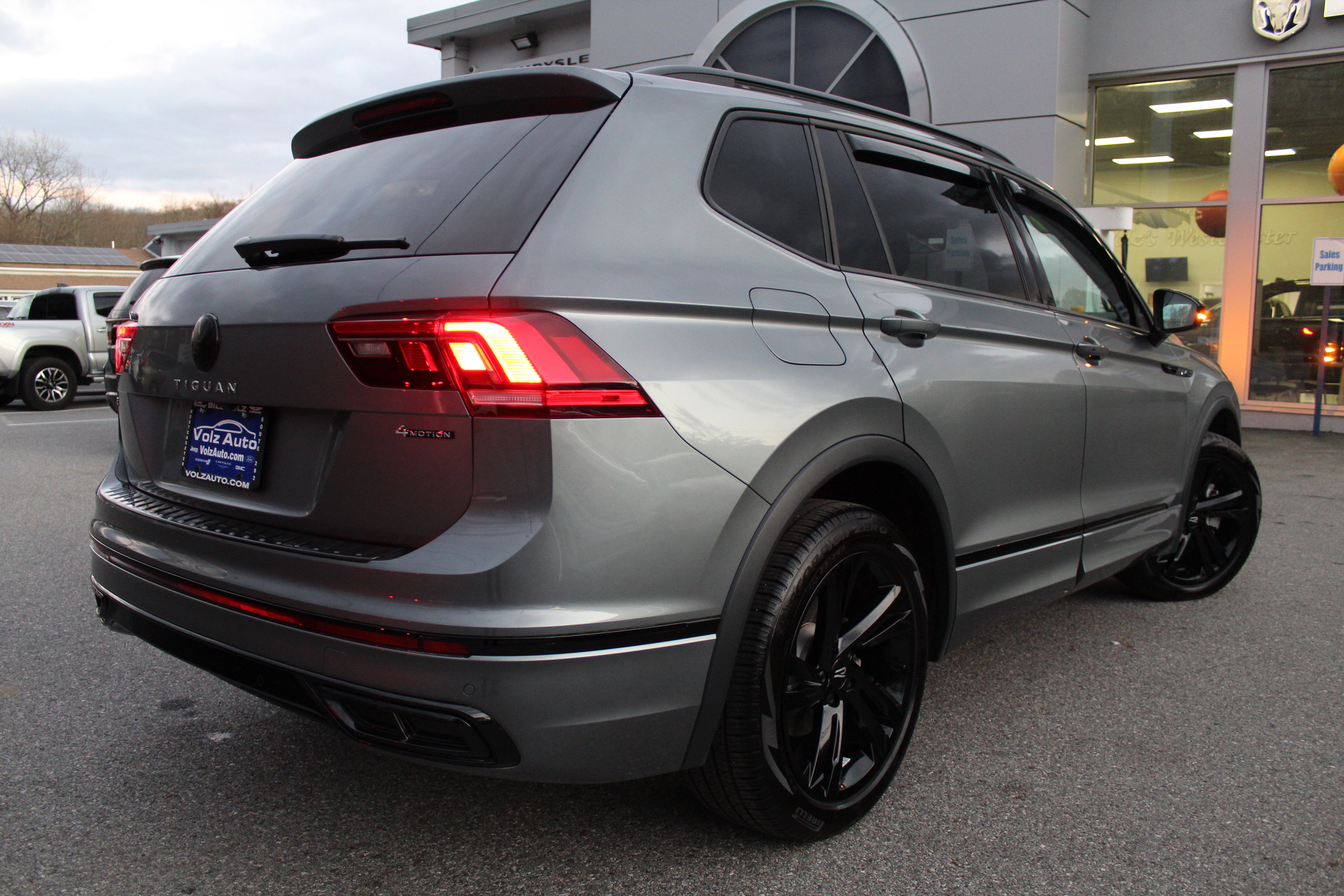 2024 Volkswagen Tiguan SE R-Line Black